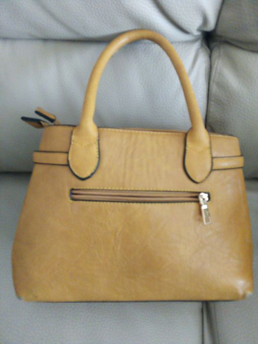 Mala de senhora muito bonita de cor mostarda