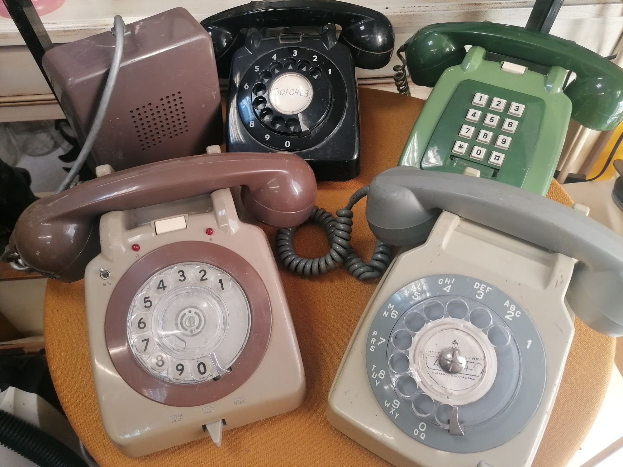 Conjunto de vários telefones (valores na descrição)

Telefone de disco