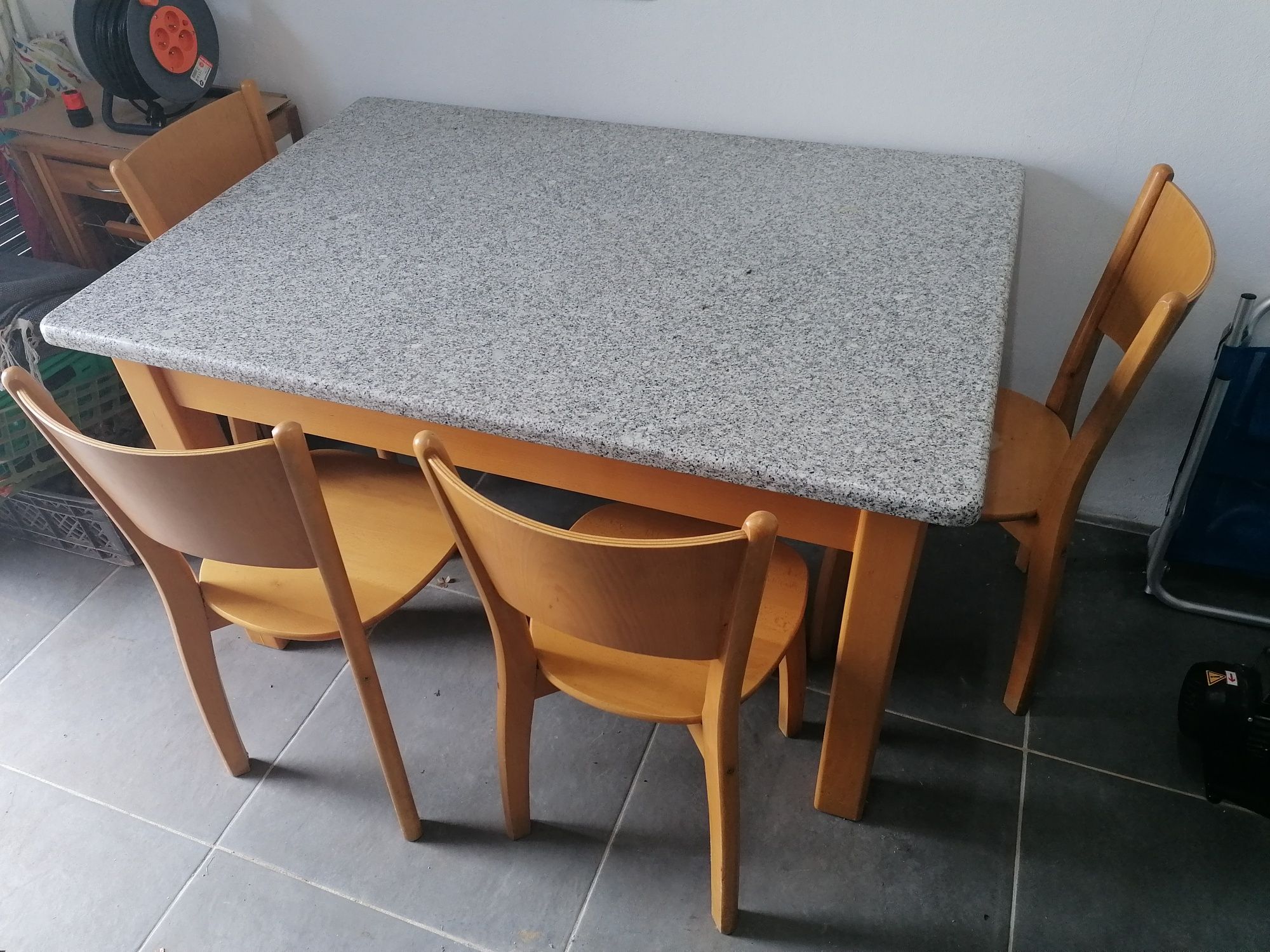 Mesa + 4 cadeiras