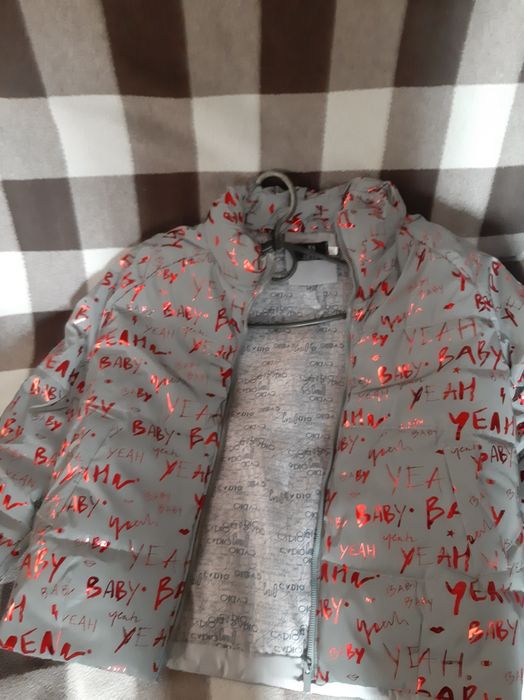 Зимняя куртка очень стильная одевали 1 раз.теплая не подошла по размер