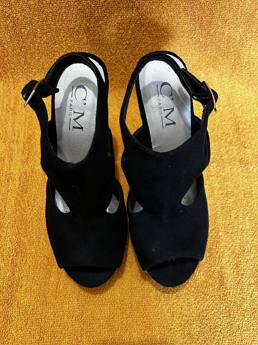Sandálias pretas de cunha em cortiça. Como novas.