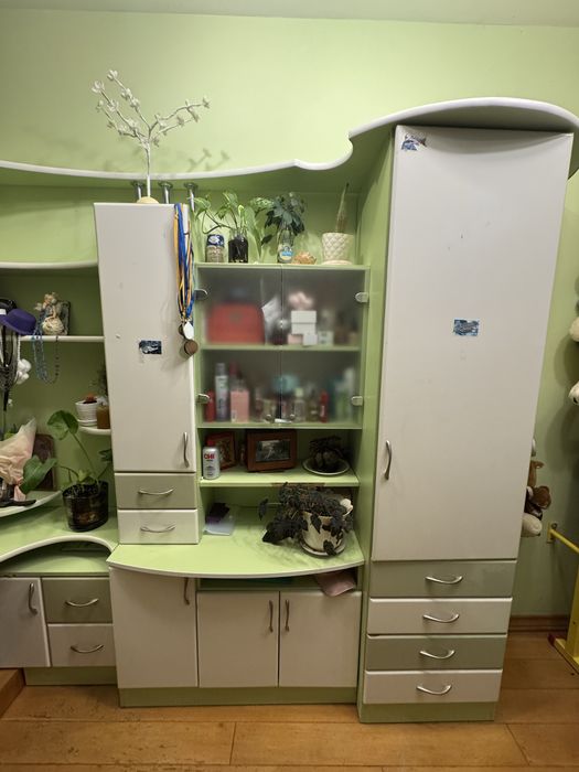 Продаються  меблі (стінка-шафа+ стіл)