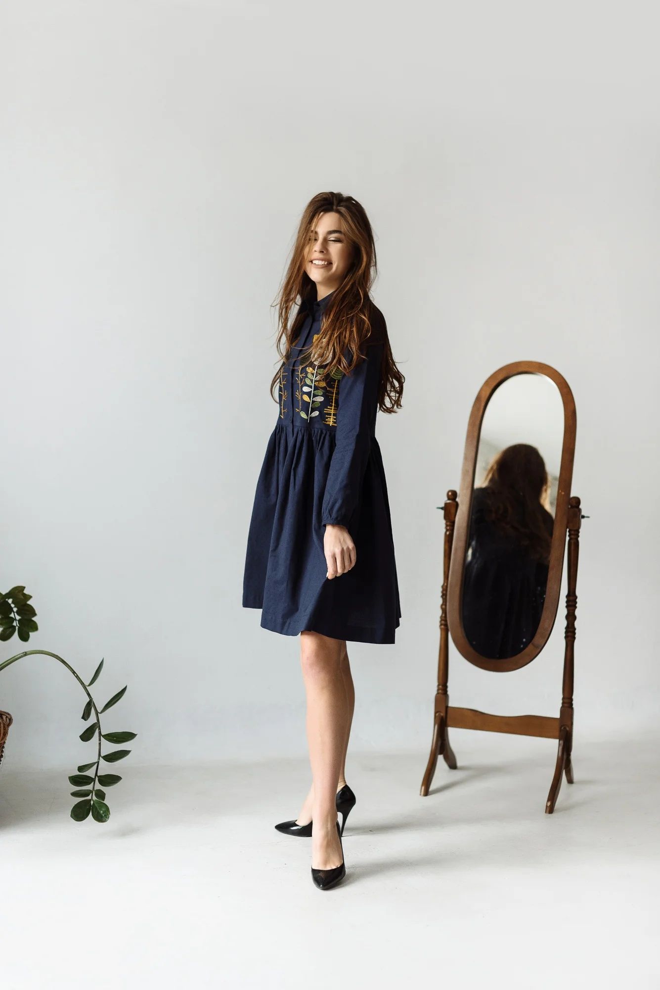 Стильна сукня темно синього кольору з золотистою вишивкою