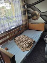 Łóżko rehabilitacyjne z materacem przeciwodleżynowym i pompa
