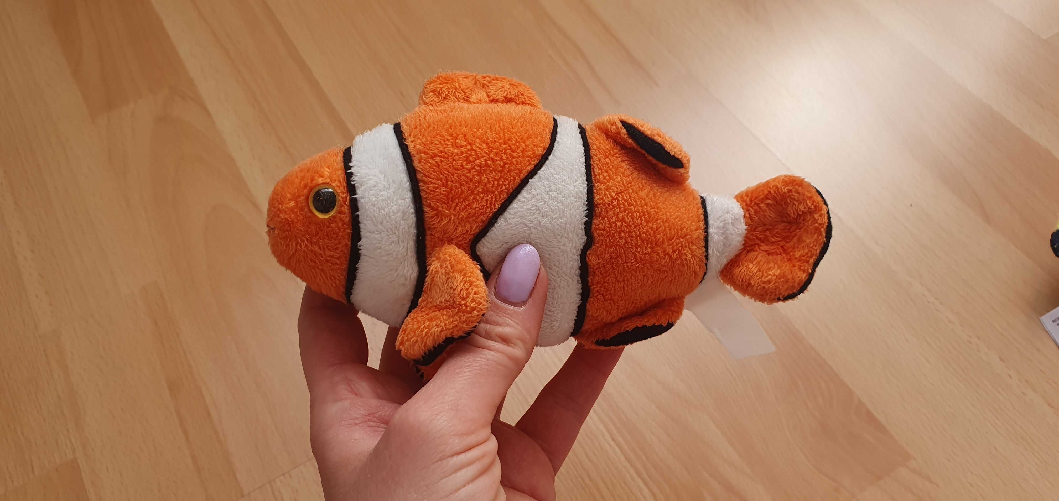 Dwie maskotki pluszaki rybki Nemo i Dora z bajki Gdzie jest Nemo