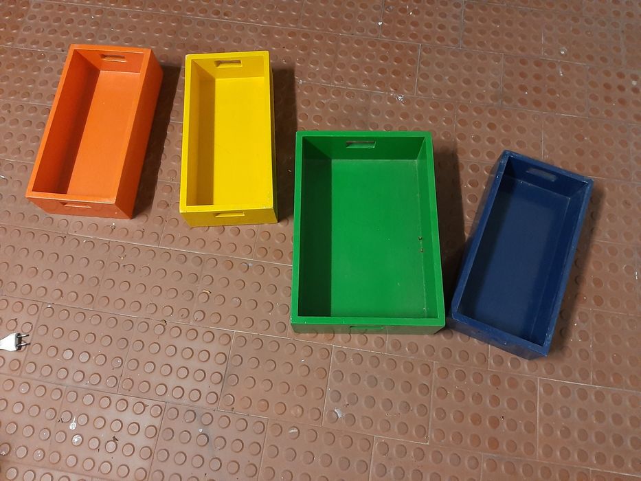 Caixotes, em madeira de pinho, pintados em várias cores