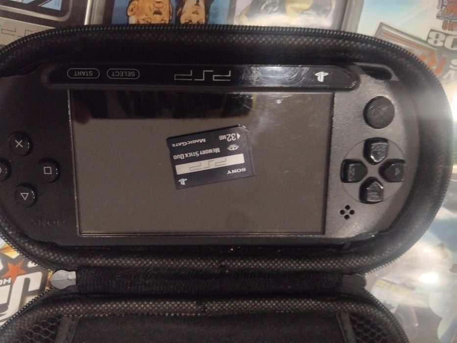 PSP E-1004 com capa e cartão de memória