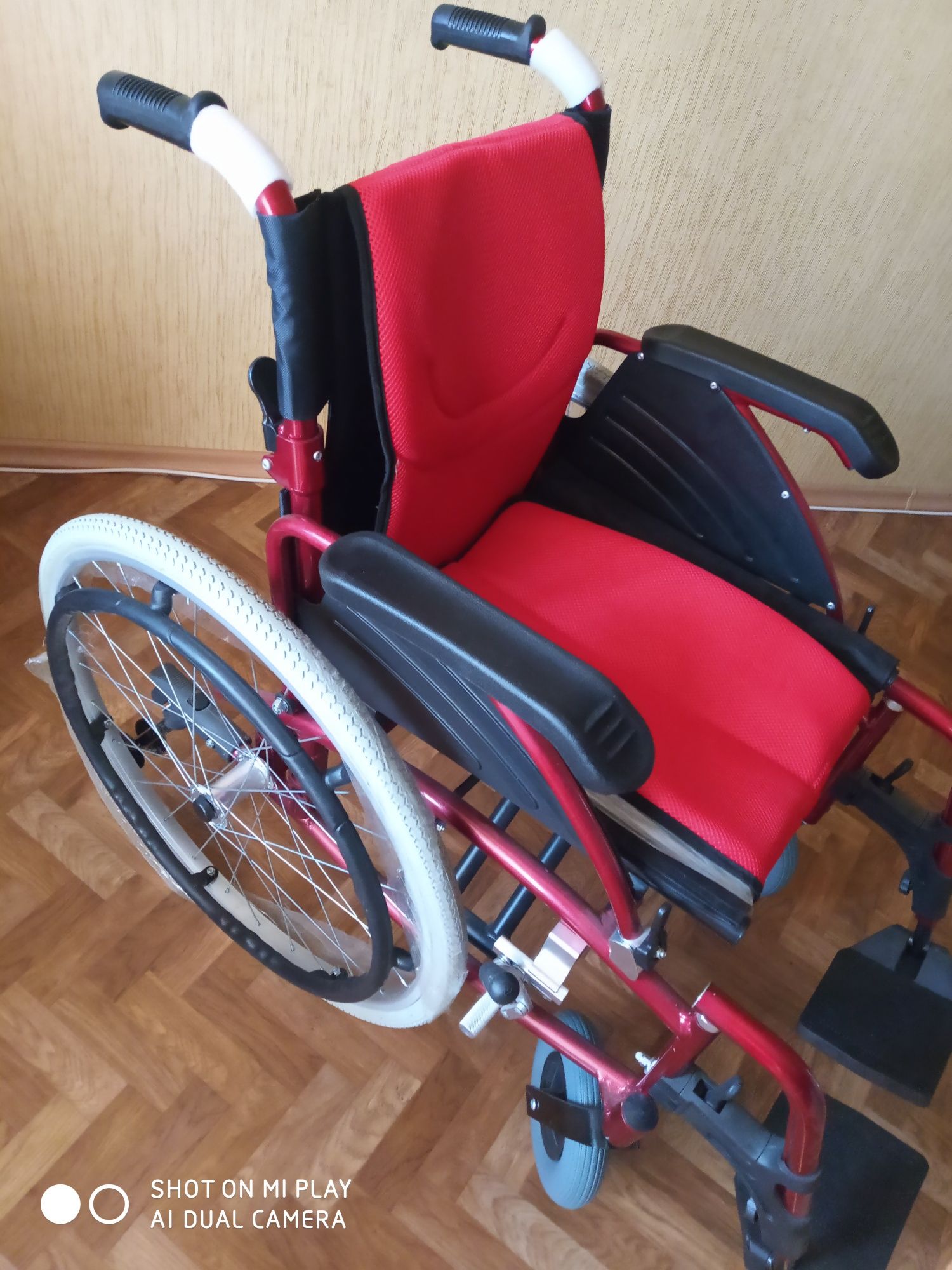 Коляска для інвалідів,нова ручне керування від задніх коліс, складаеть