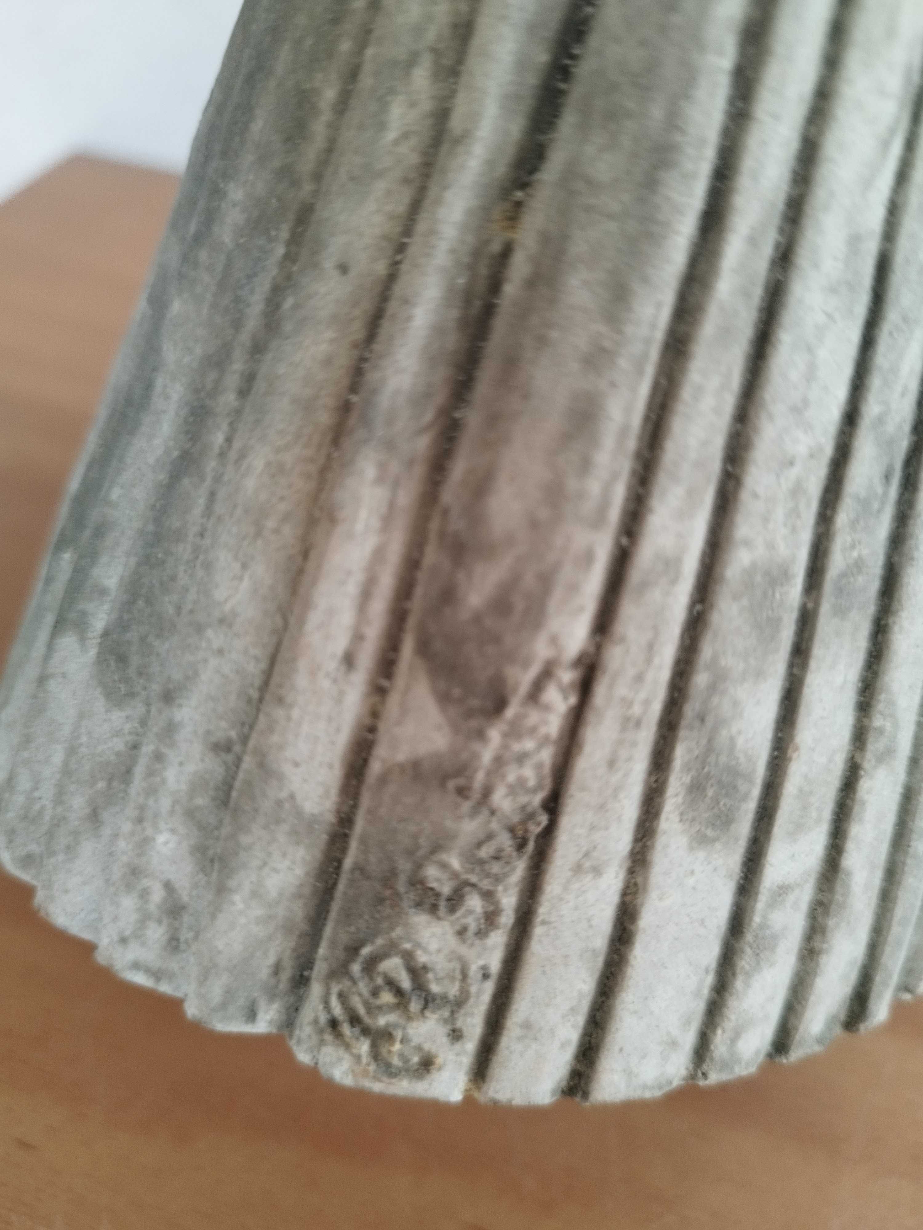 Damas antigas ricamente vestidas da autoria da Ernestina Batalha