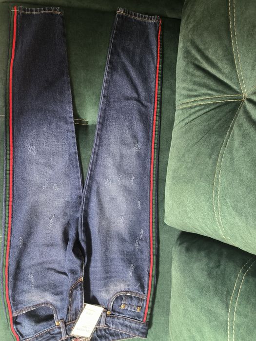 Жіночі джинси  синього кольору