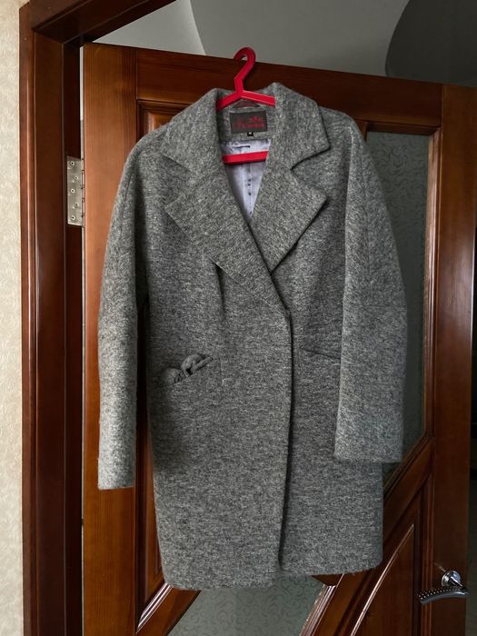 Шерстяне пальто сірого кольору