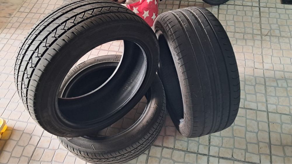 Três Pneus semi-novos