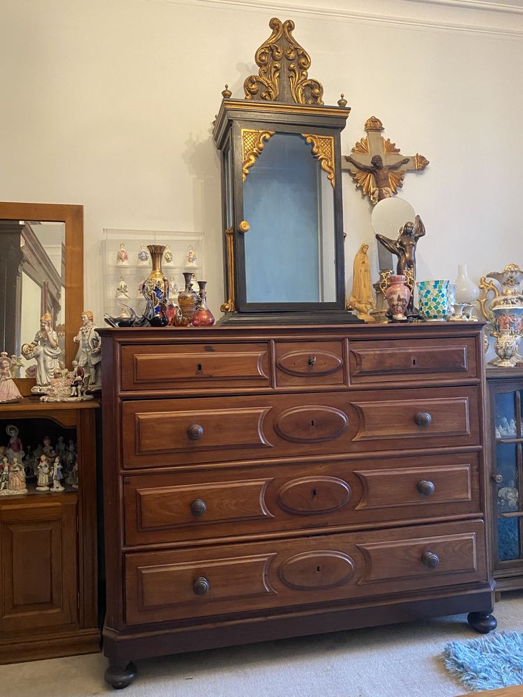 Cómoda Antiga Gigante