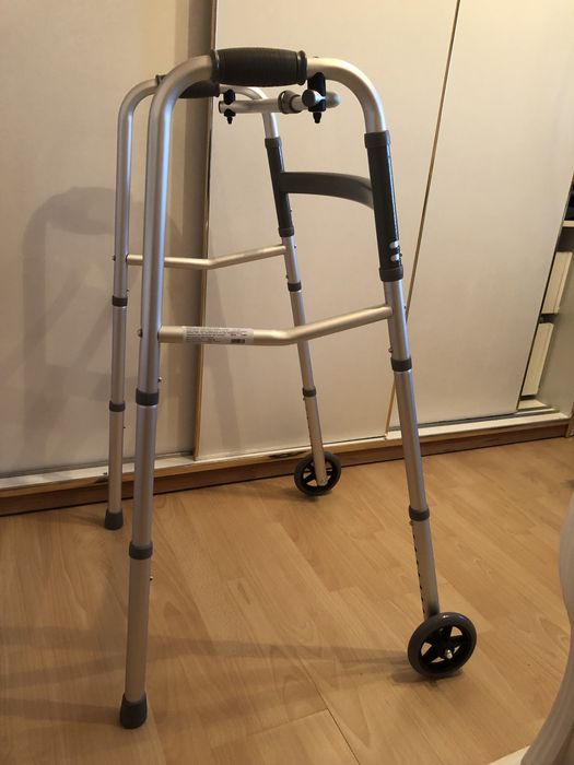 Ходунки на колесах для дорослих