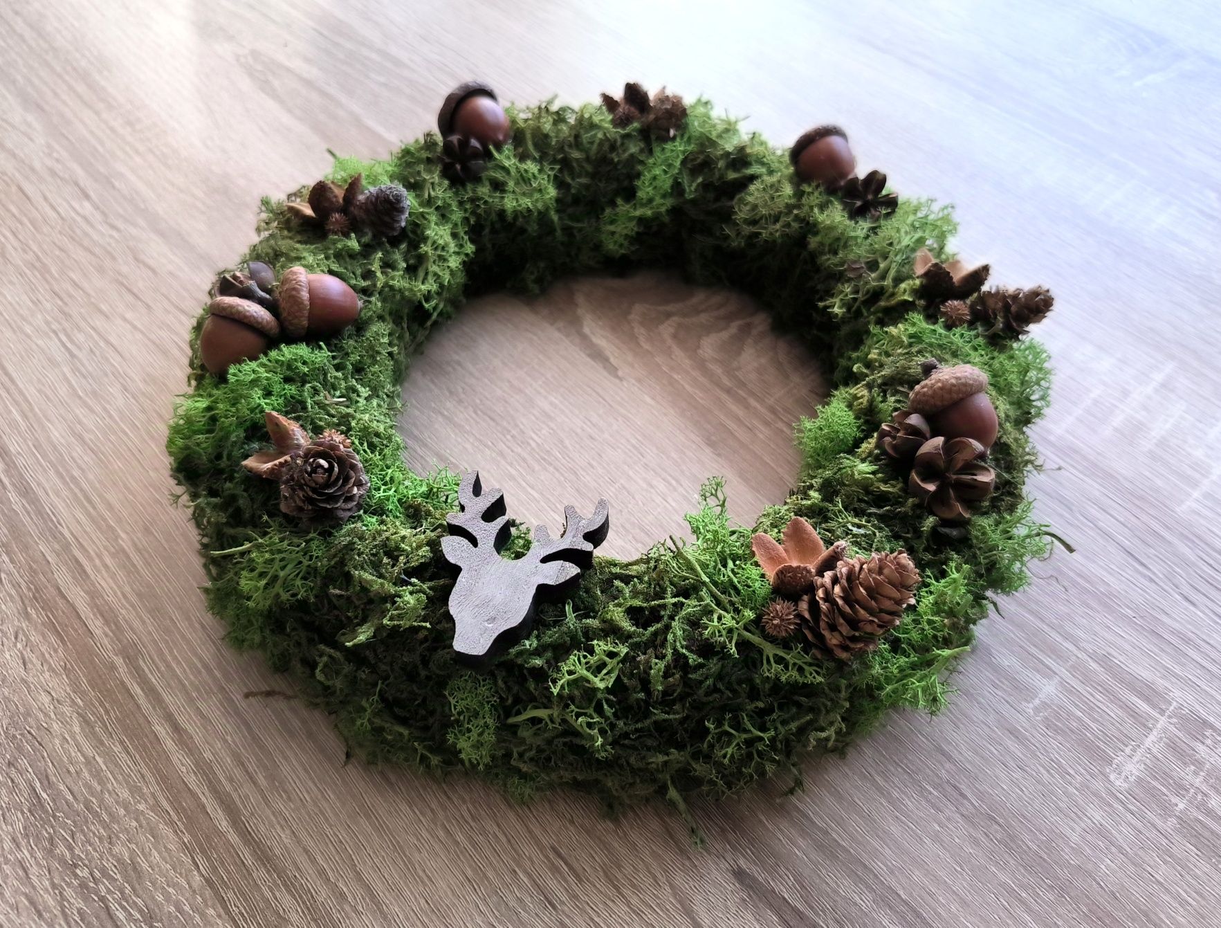Naturalny wianek bożonarodzeniowy z mchu i szyszek Hand made