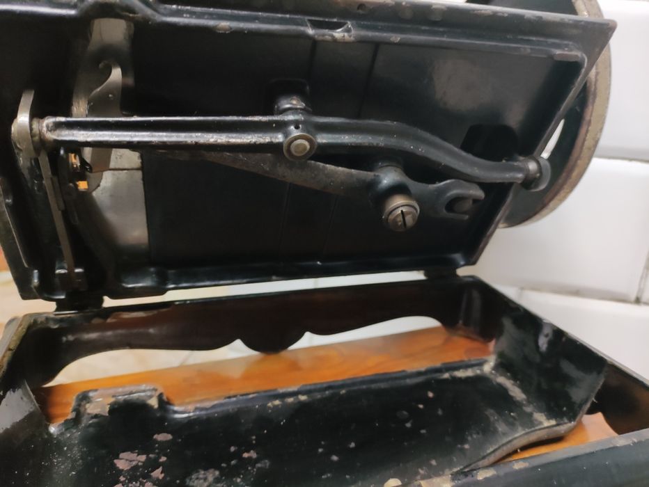 Antyczna maszyna do szycia na korbkę