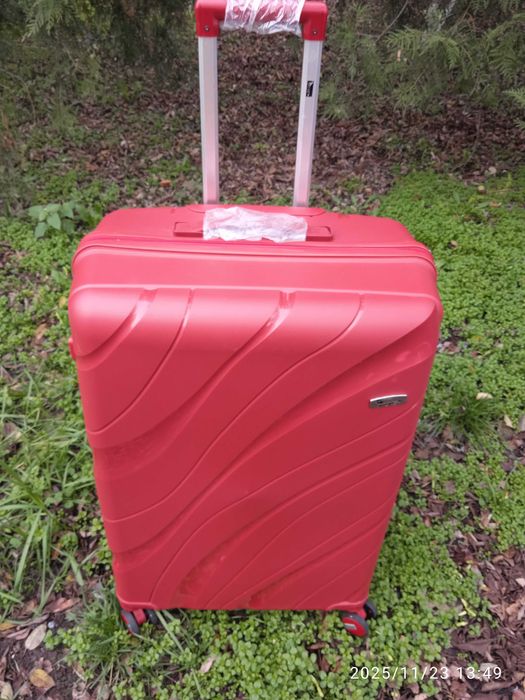 Чемодан из полипропилена на колесах.