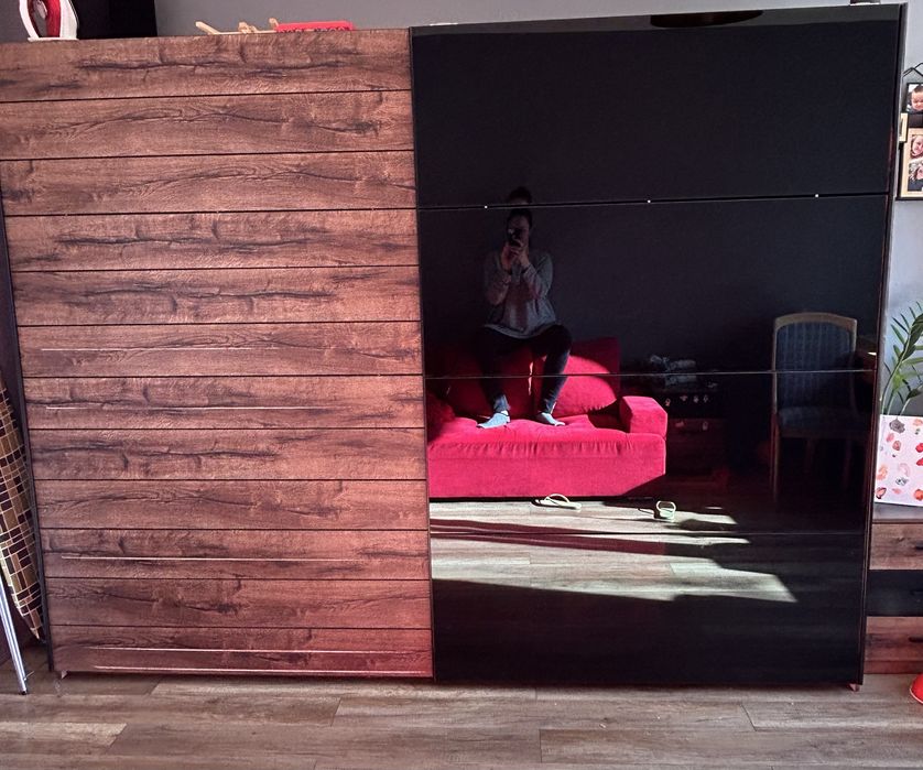 Szafa z czarnym lustrem