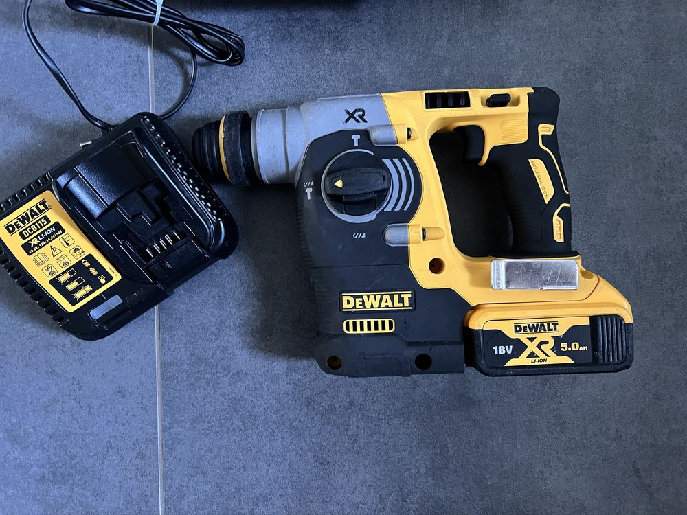 Безщітковий.Акум перфоратор Dewalt DCH 273