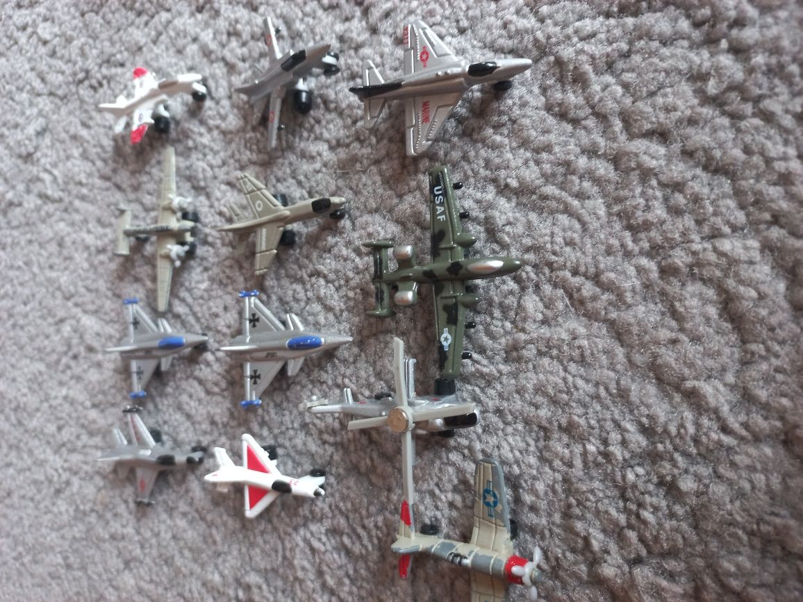 11 aviões e 1 helicóptero em metal miniaturas