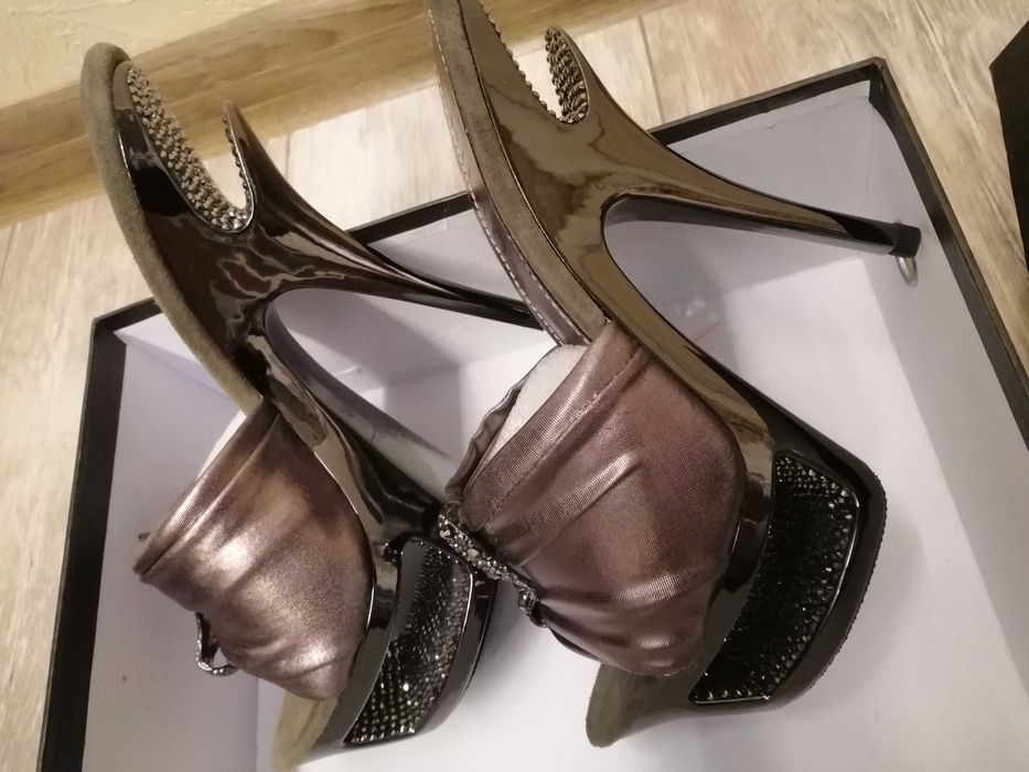 Нові жіночі босоніжки (стрип)