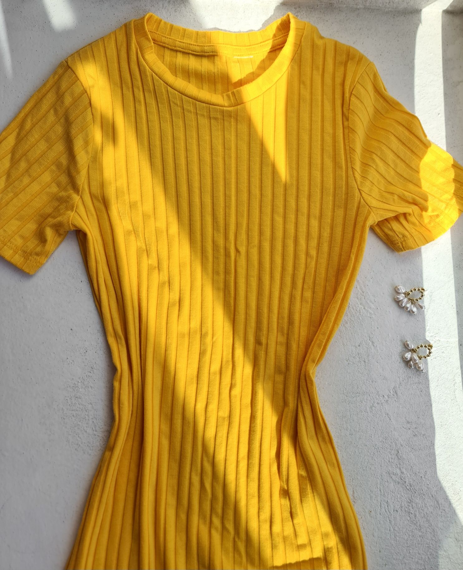 Ярко-желтое платье в рубчик