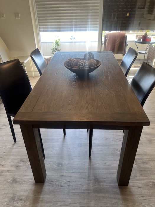 Mesa em madeira maciça.