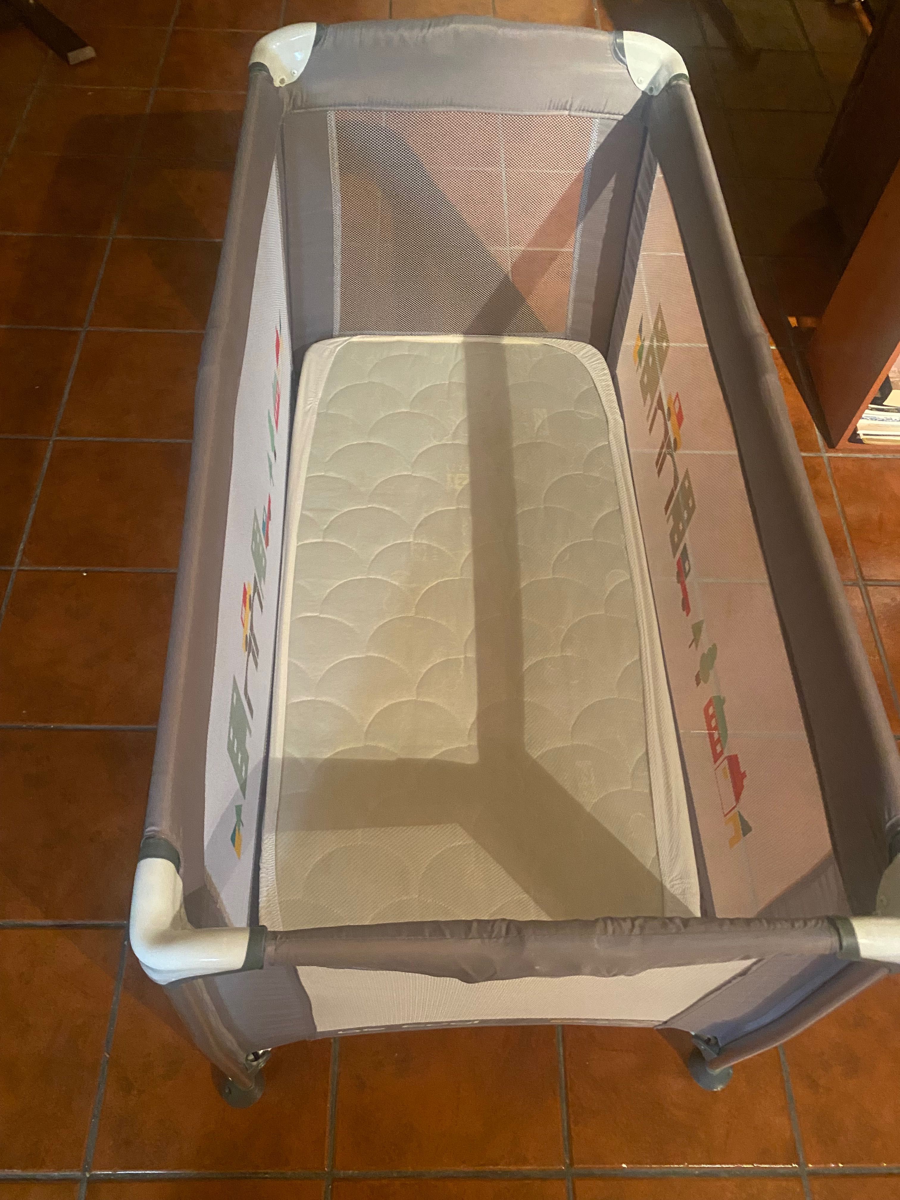 Cama de viagem e colchão