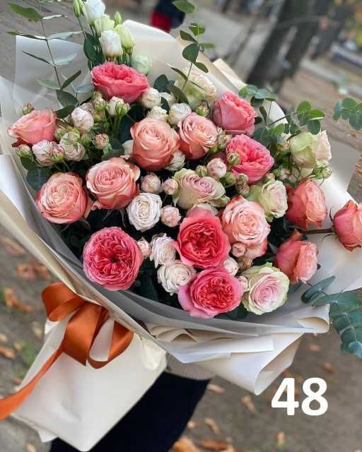 Цветы Николаев. Пионовидные веточные розы Кохала в оформлении