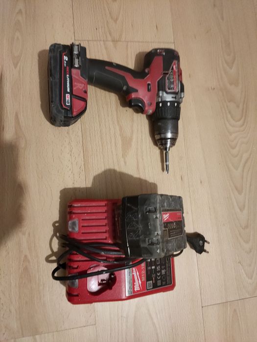 Aparafusadeira/berbequim próximo a fogueteiro