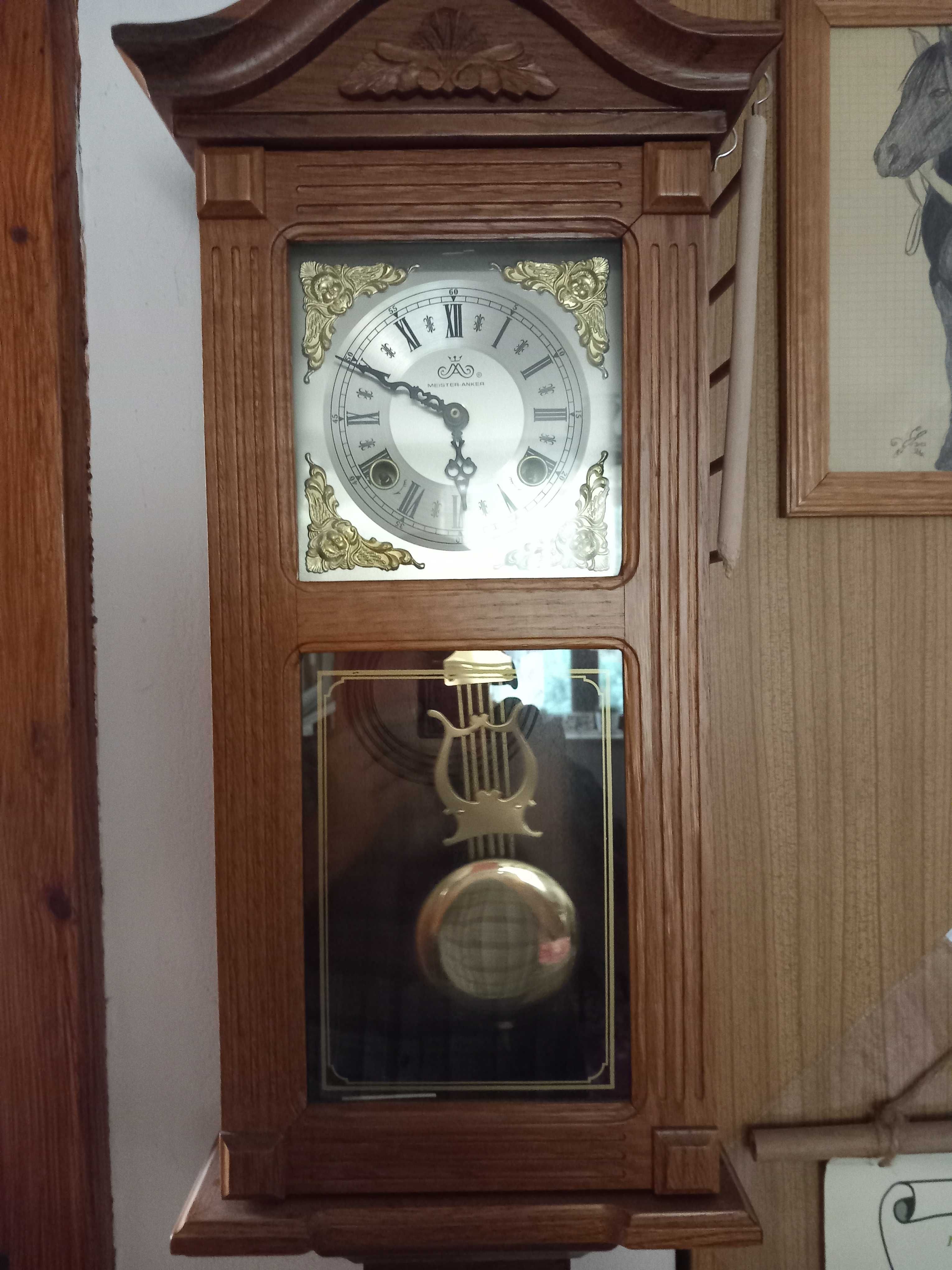 Zegar retro z wahadełkiem, wiszący, nakręcany, sprawny.