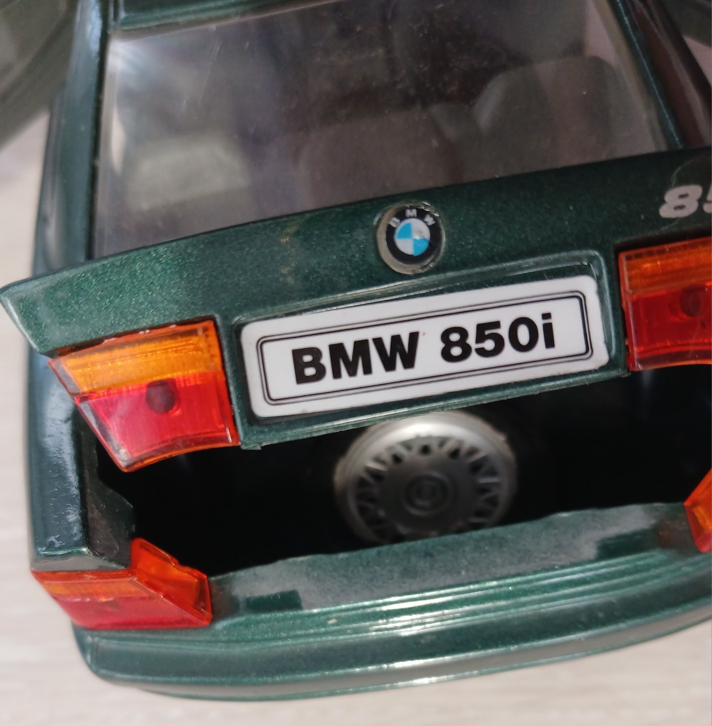 Road tough 1/18 BMW 850i 1990