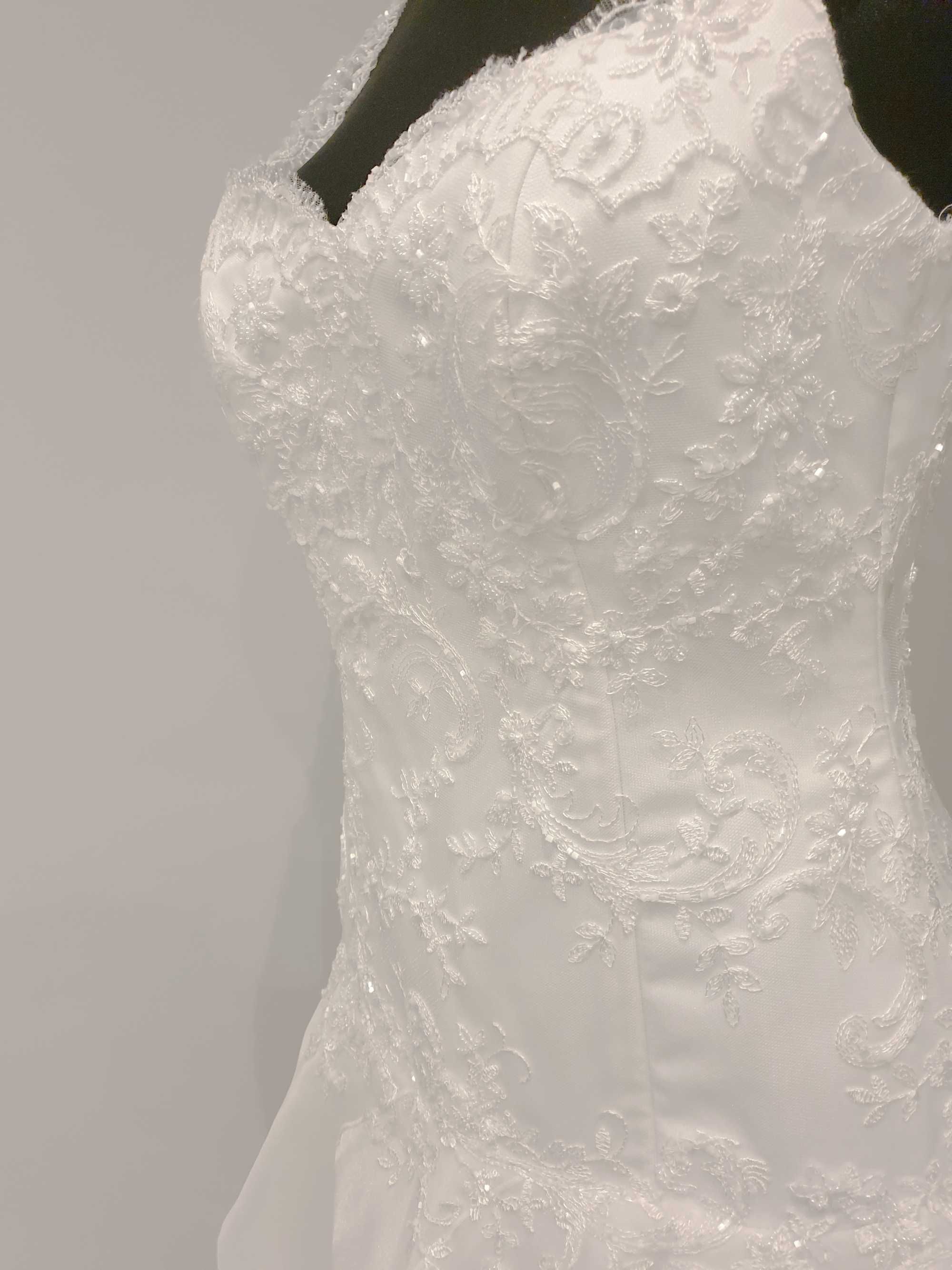 Suknia ślubna błyszcząca biała, falbany, koraliki rozmiar XS / S / 34