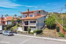 Moradia Isolada T5, parcialmente remodelada, varandas, garagem fechada