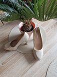 Beżowe buty ślubne