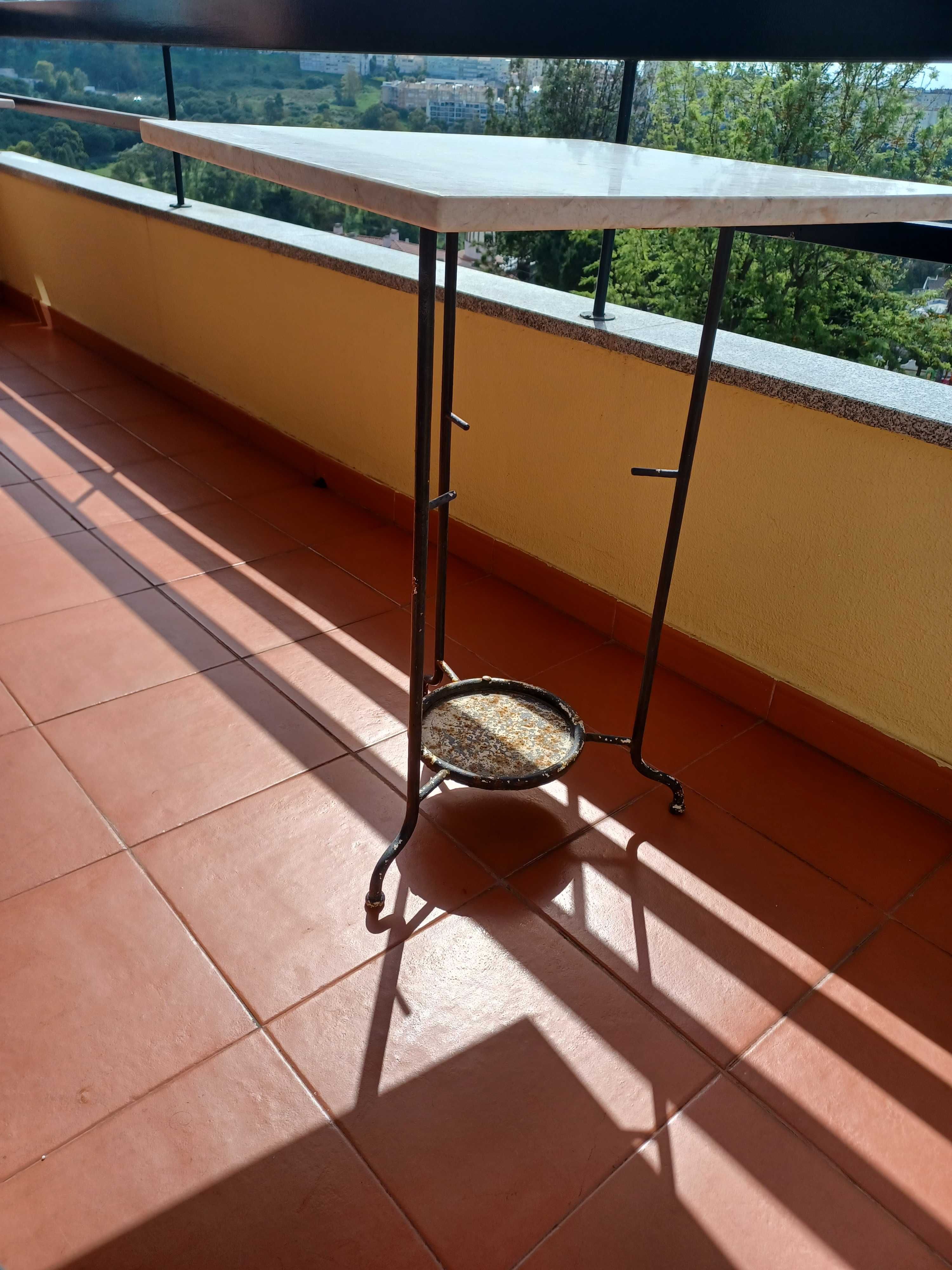 2 Mesas de Jardim com Pedra Mármore e Pés em Ferro