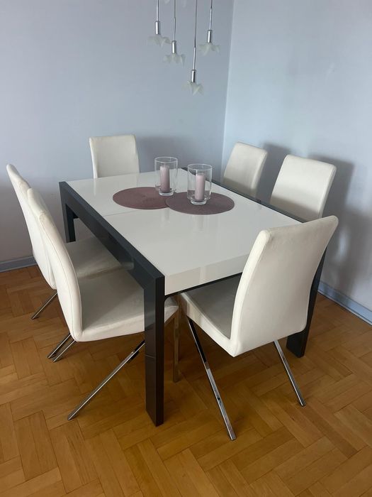Stół rozkładany z krzesłami