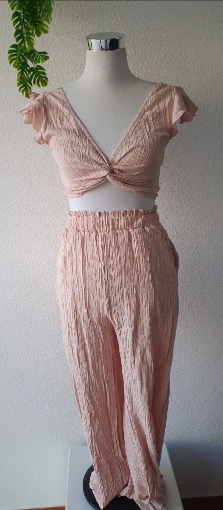 Conjunto de pantalonas e cropped nude