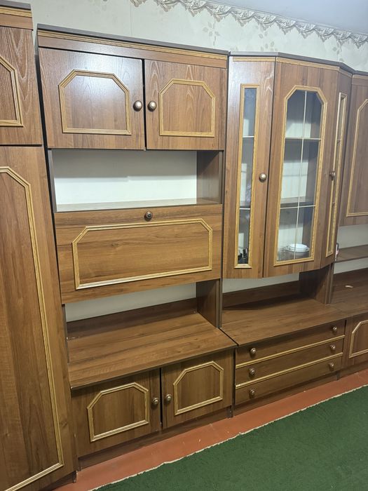 Продам набір меблів, шкаф, сервант