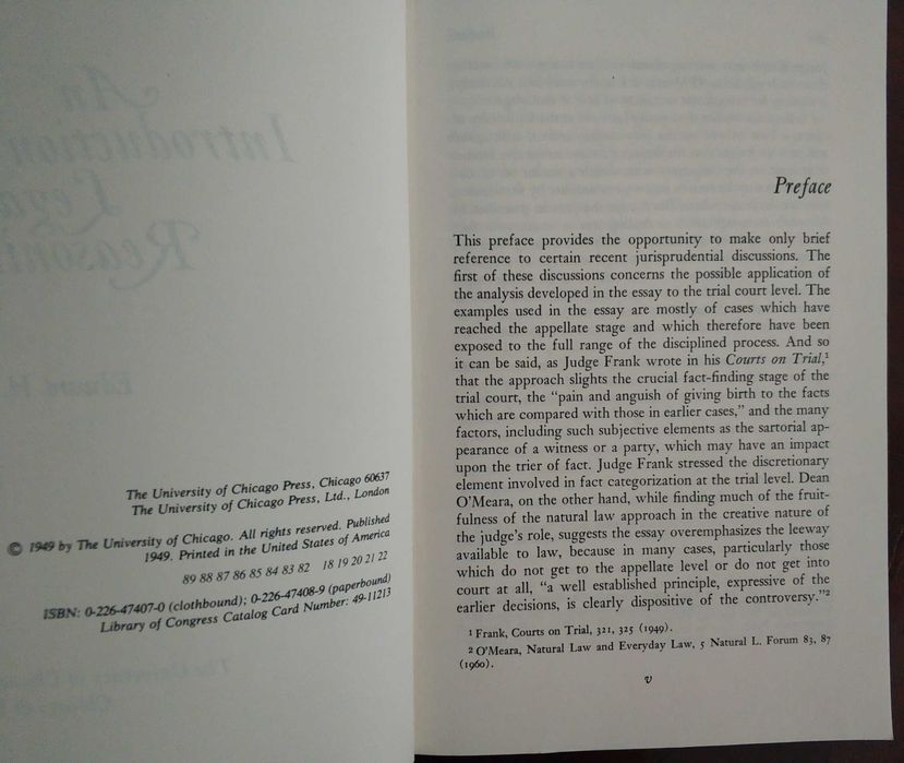 Livro "An Introduction To Legal Reasoning" Edward H. Levi