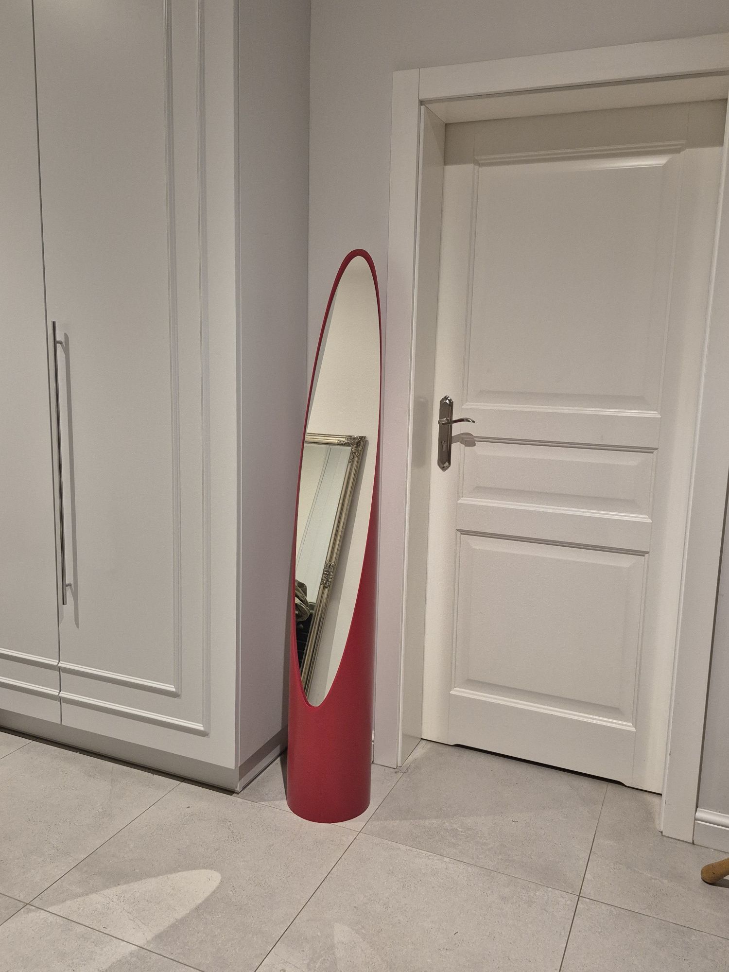 Lustro stojące Unghia Lipstick – czerwony mat – włoskiego design