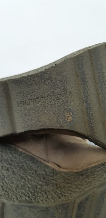 Tommy Hilfiger botki na koturnie, skóra zamszowa