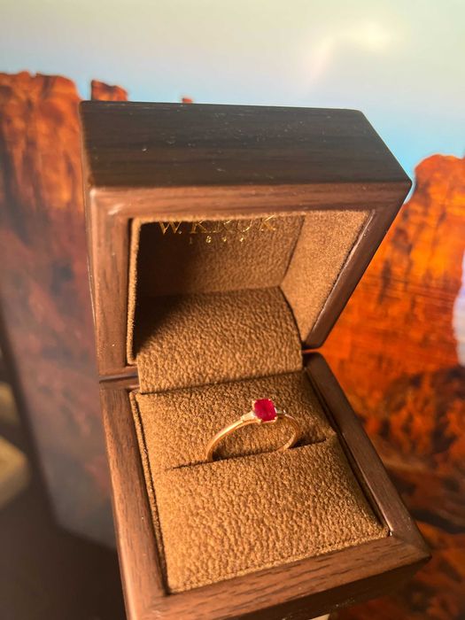 Elegancki Złoty Pierścionek z Rubinem i diamentami W.KRUK