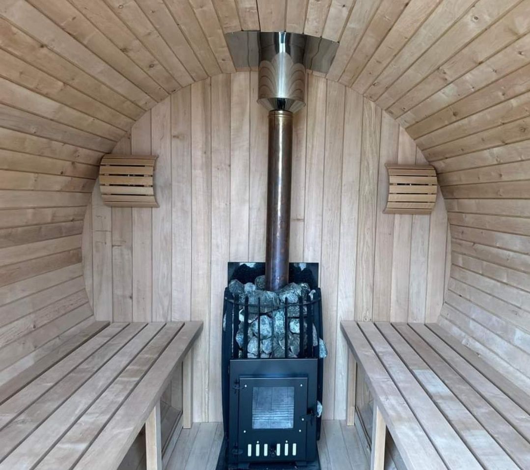 Piec do sauny opalany drewnem wraz z kominem.
