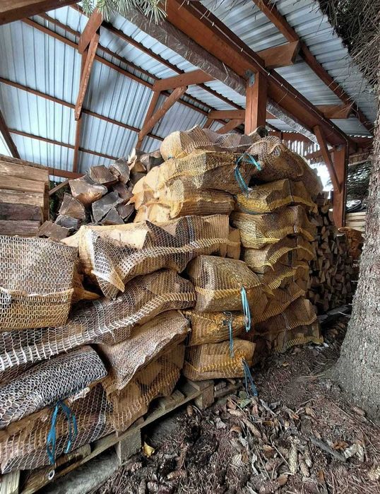 Drewno Opałowe Premium: Buk, Dąb, Grab – Suche i Gotowe do Palenia!