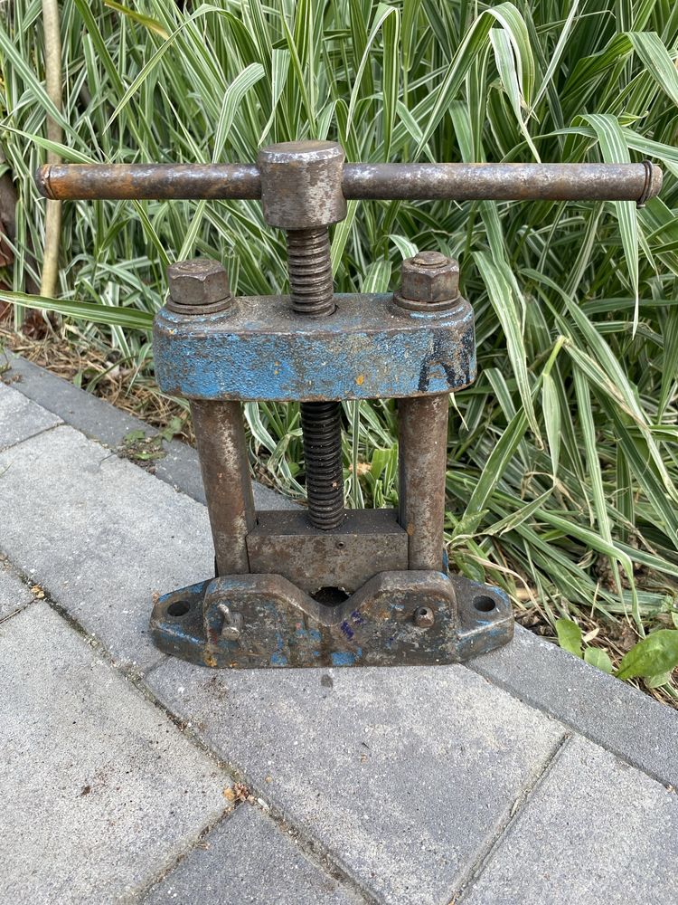 Imadło hydrauliczne do zaciskania rur