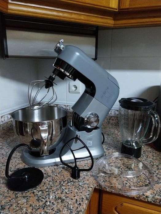 Batedeira de cozinha, com varios acessórios, copo misturador em vidro,