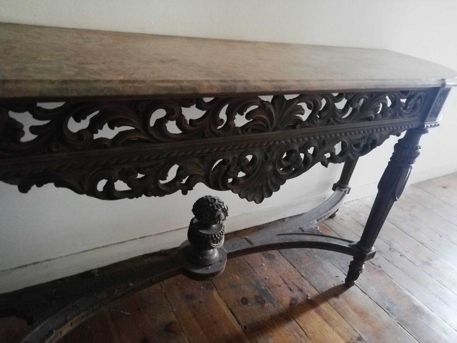 Consola Antiga com Tampo de Mármore – Peça Única e Elegante