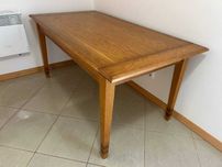 Mesa de madeira para sala ou cozinha