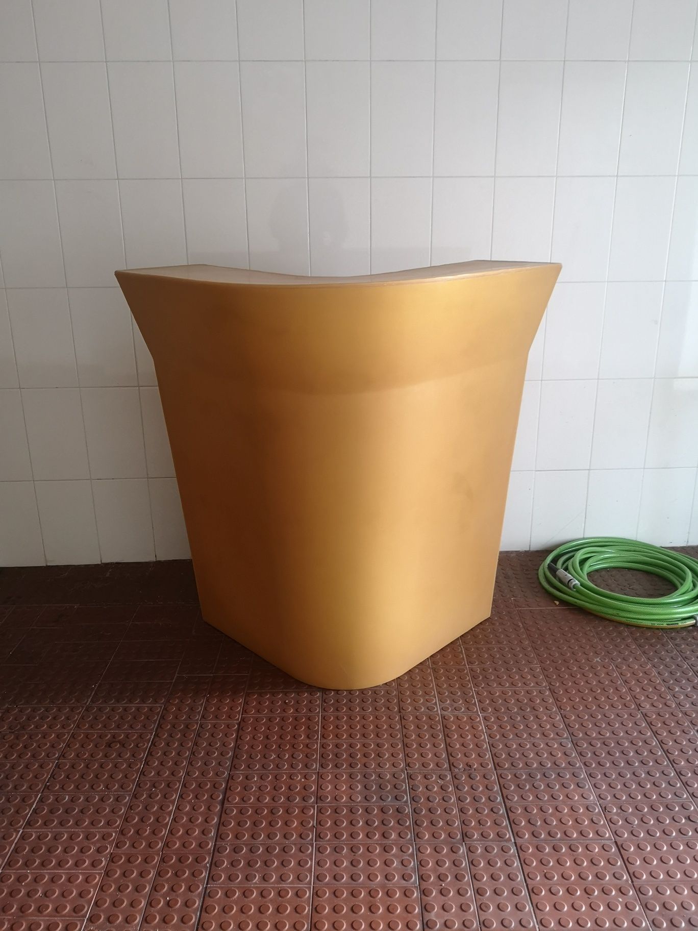 Balcão em plastico cor ouro para qualquer utilização